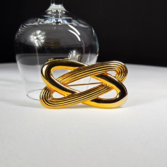 Gold Knot Brooch Pin - Picture 3 of 17